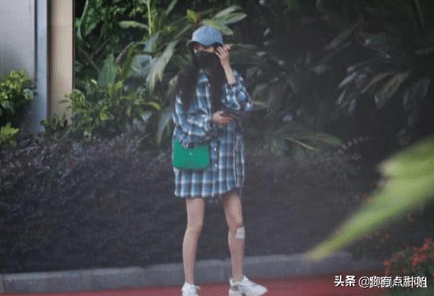 杨幂纱布,杨幂包裹严实低头疾走