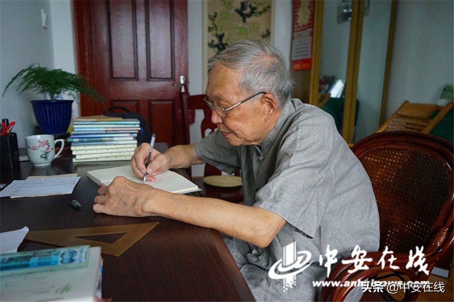 63年翻了122倍！池州一退休教师工资本记录生活变迁