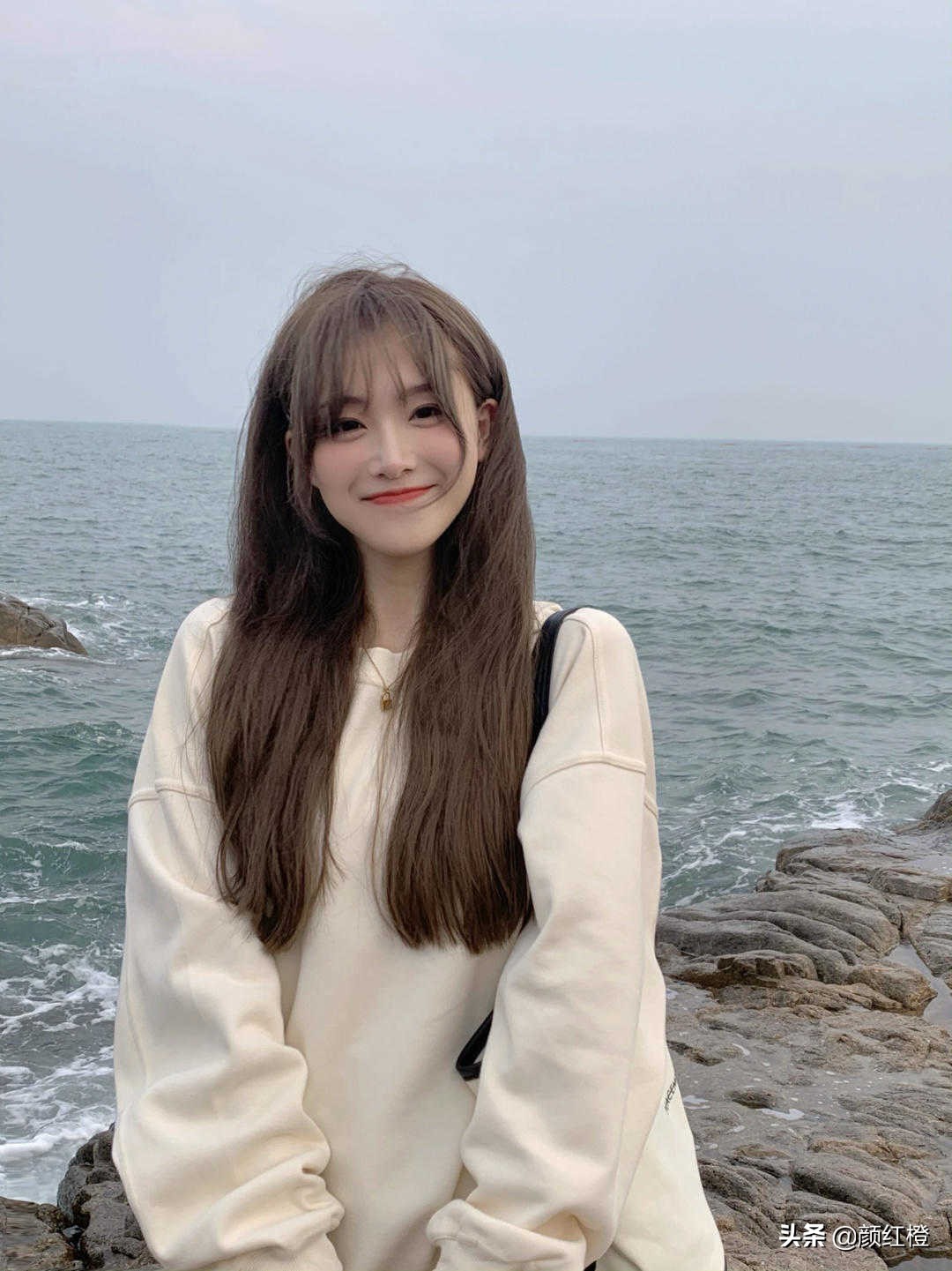 秋天的卫衣搭配思路,秋天卫衣这样穿个性时髦又减龄