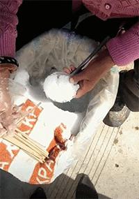 买了个保温杯,结果里面塞满了口红,这是买到假货了?