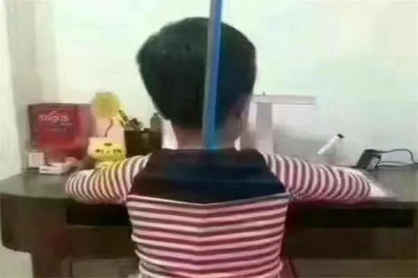 塑料凳子为什么中间有个洞,怎么塑料凳子中间都会有一个洞