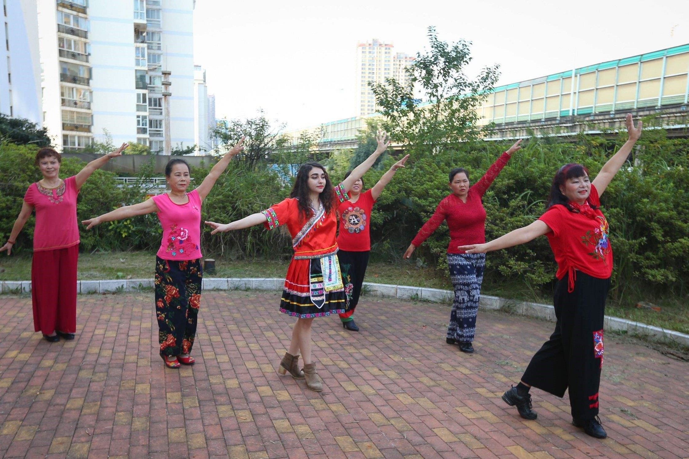 请不要取消笼式足球场！给足球留条活路吧，我们敌不过广场舞大妈