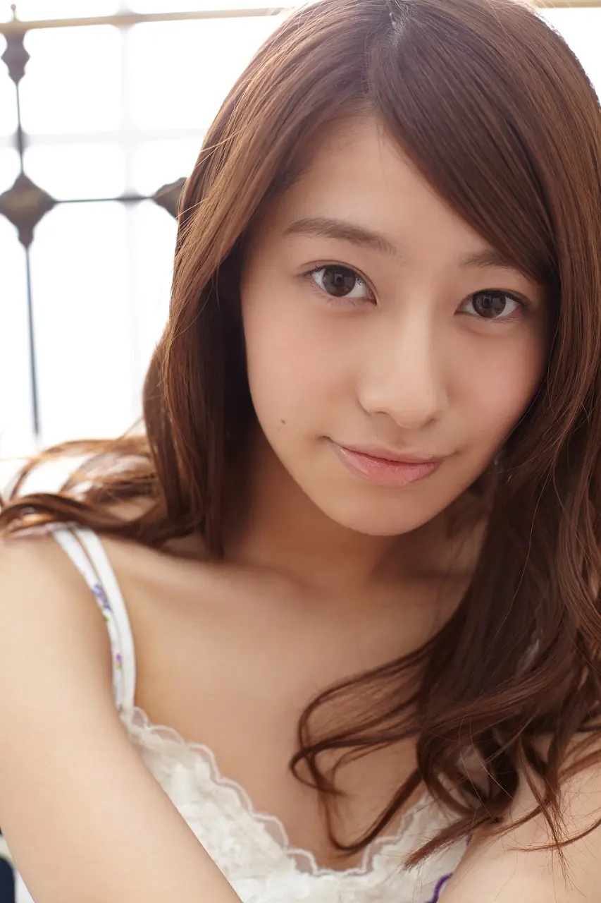 她是乃团的“废材”，是乃团的第一任队长，我们喜爱的婊队长