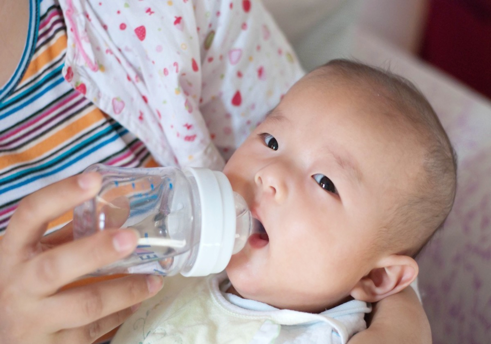 新生儿肚皮鼓起来正常吗,新生儿肚皮鼓还硬硬的