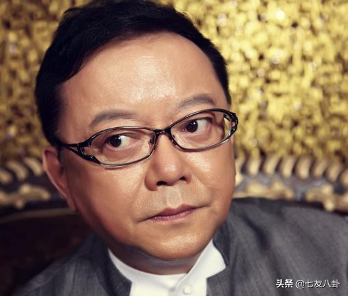 王刚三婚娶小20岁娇妻,老来得子儿孙同岁,72岁仍奔波自找罪受?