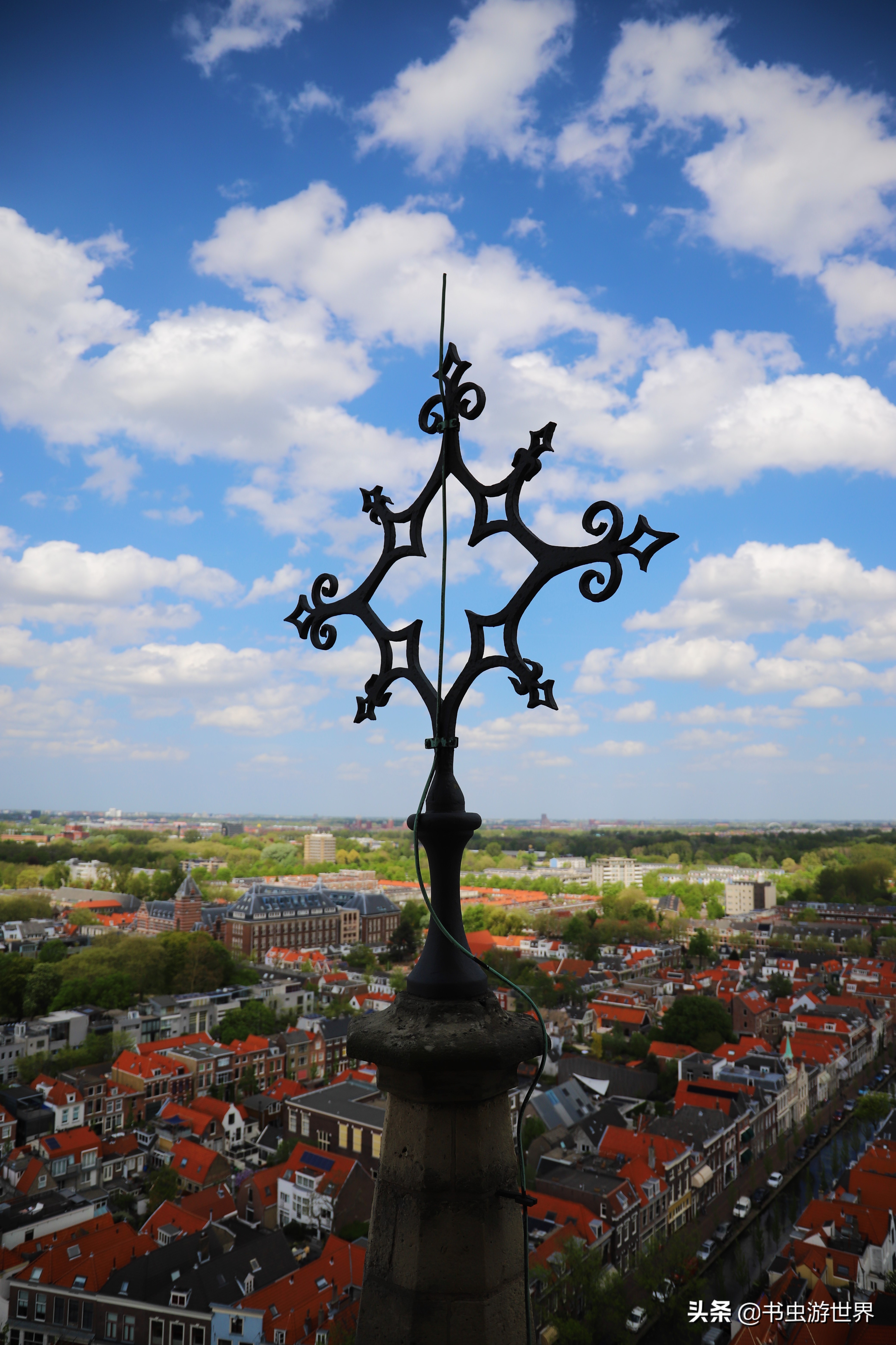 登上108米钟楼俯瞰13世纪古城，荷兰国父为何选择在这里安葬