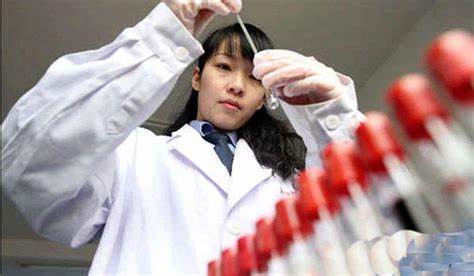 喜欢《法医秦明》，能去学法医学吗？女孩学法医学合适吗？