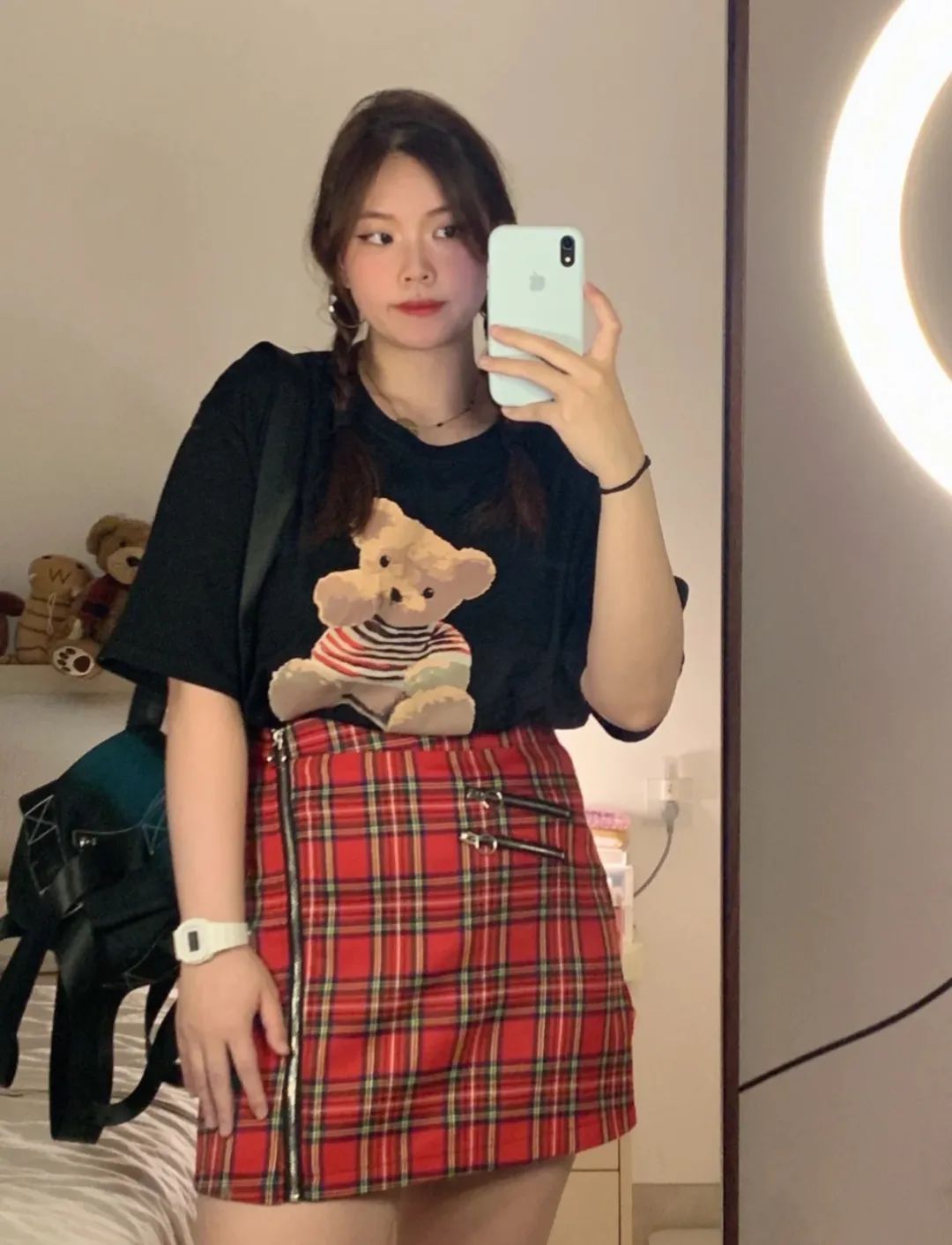 胸大和胸小穿衣对比哪个年轻,同一件衣服胸大和胸小同时穿对比