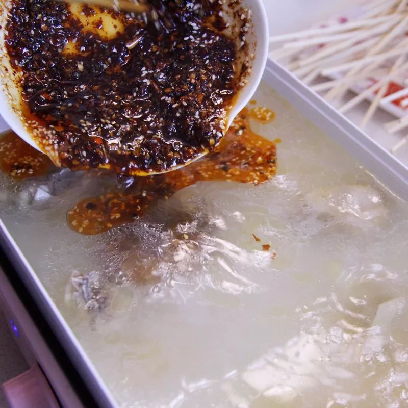 在家自制烧烤邻居家小孩都馋哭了,自己做辣条隔壁小孩都馋哭了