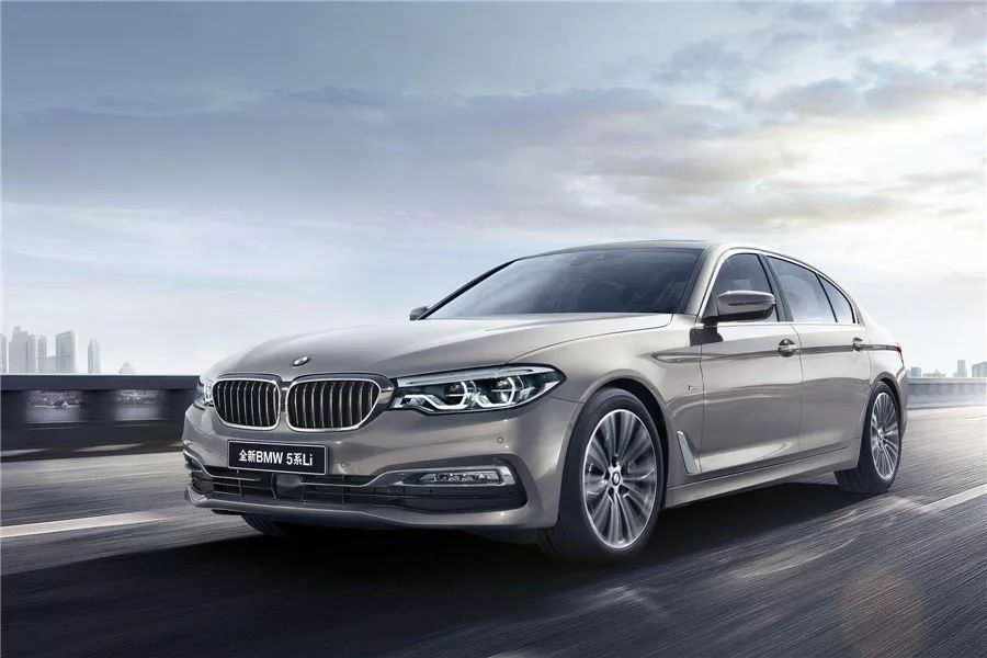 奥迪a6l45tfsi矩阵式大灯夜间效果,奥迪a6l新老款式对比