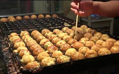 随着全民地滩的兴起，学校门口也是一个热门摊位，看看别人的生意