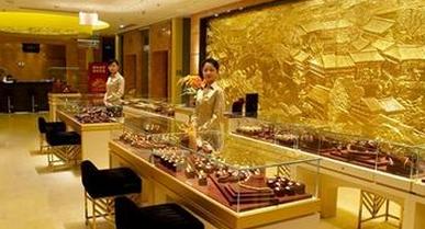 “开金店60年，没见过这么多人卖金”泰国民众只为卖金套现