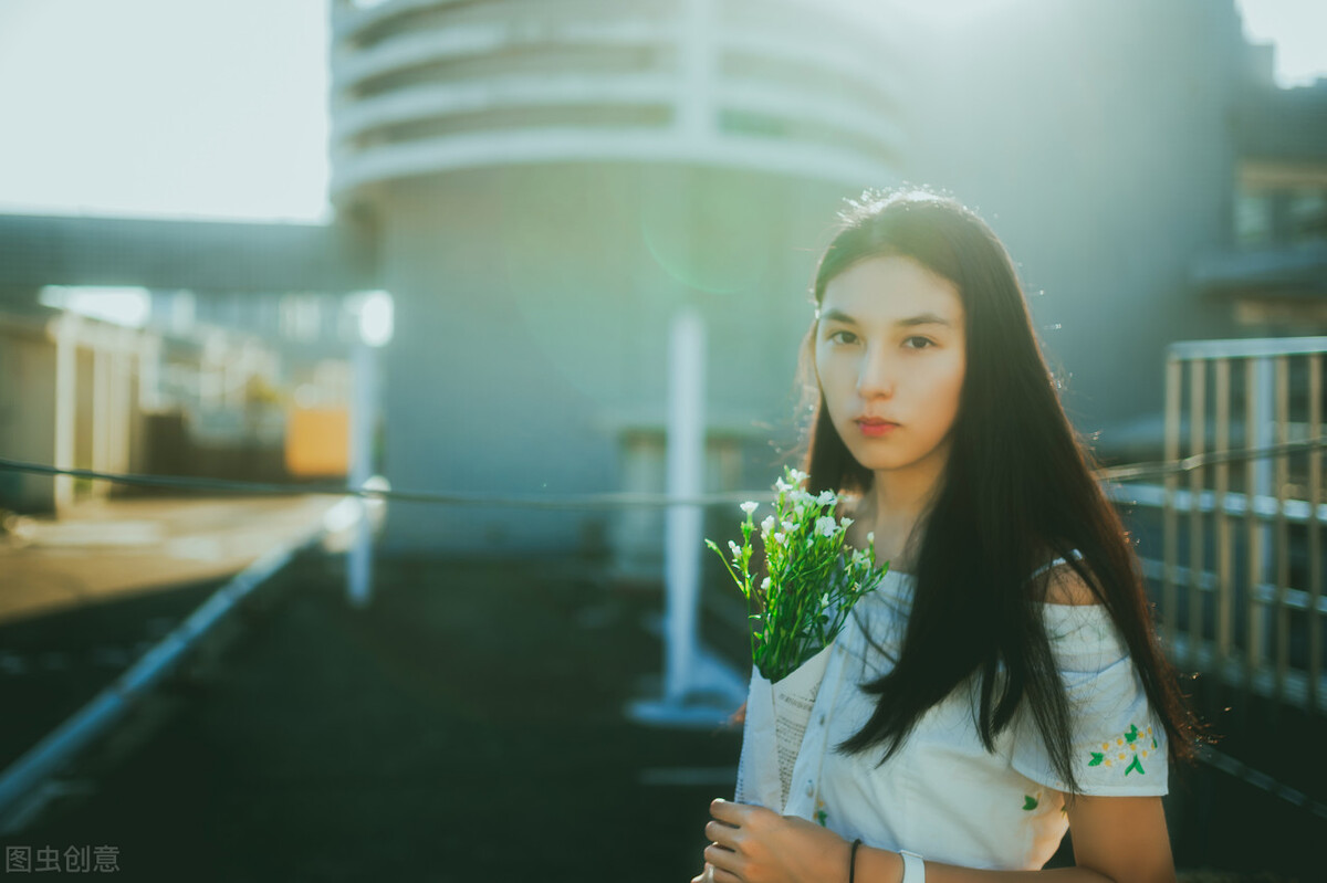 一位女人做了隆胸手术,一女子隆胸两年假体破裂