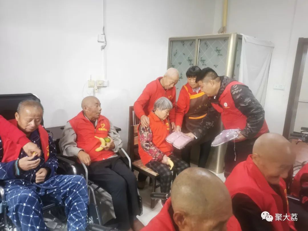 陪老人度过美好重阳节，大荔金龙、鸿运驾校、秦东考务中心在行动