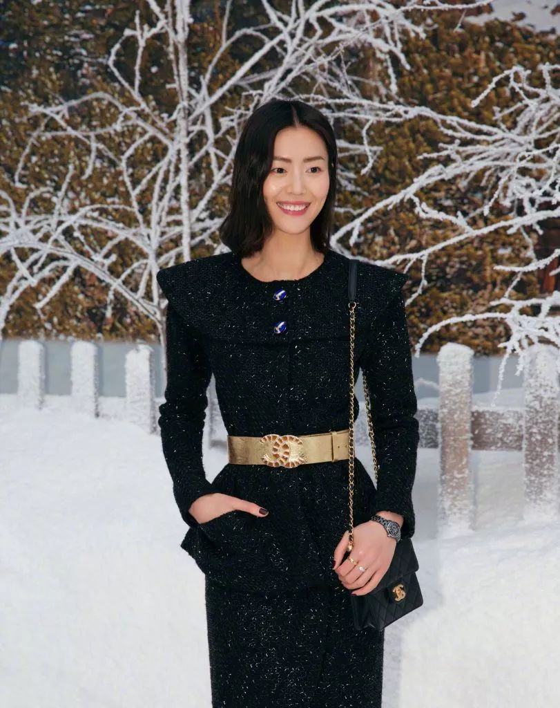 刘雯身穿chanel2018,刘雯香奈儿同款包