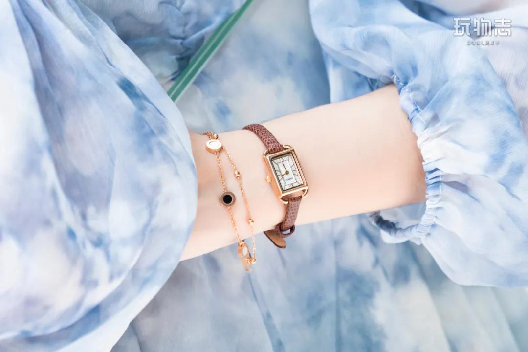 送这被夸有品位！三吉彩花同款腕表，女友戴了爱不释手
