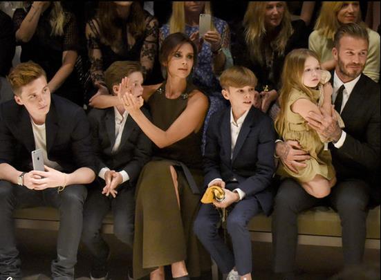 和女儿亲吻引争议，穿西装居然配拖鞋？大儿子的造型还被吐槽