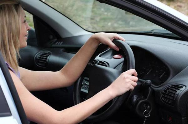 怎样打方向盘不会乱的技巧,如何正确打方向盘别做错了