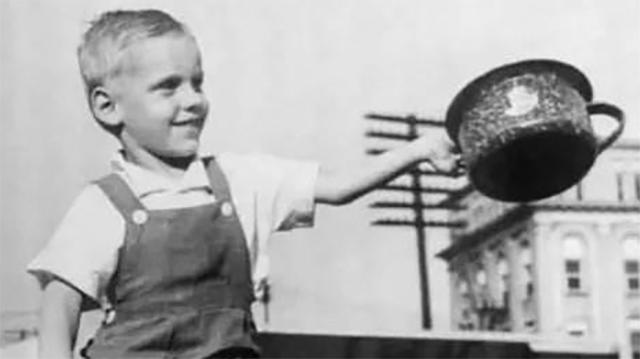 一男子住铁罐子70年，自学电脑，表示：这辈子都不可能出去