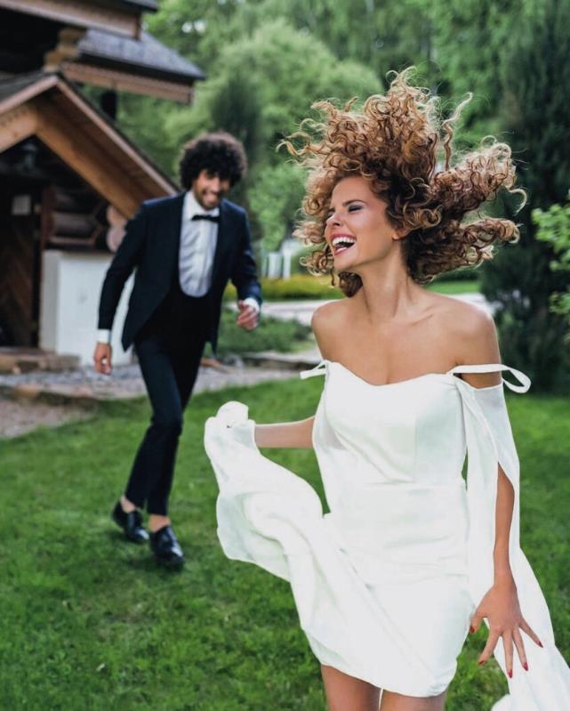 发朋友圈祝福新人结婚的句子,结婚周年纪念发朋友圈的句子