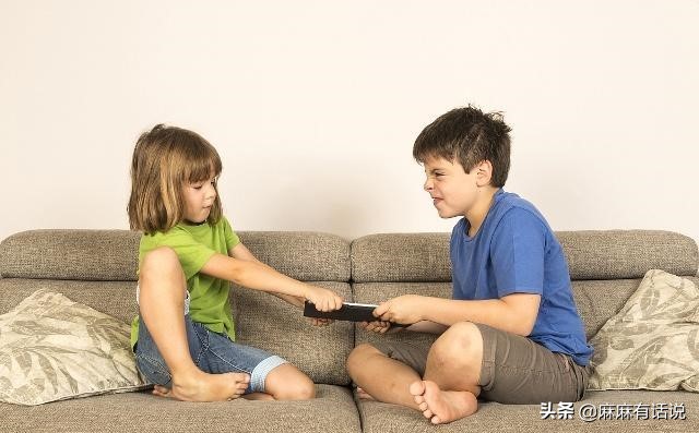 孩子不爱穿鞋好处,孩子不爱穿鞋对身体的危害