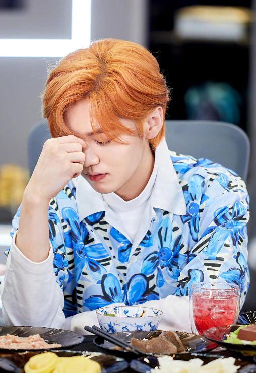 薇娅直播间秒变吃播现场，鹿晗快问快答，信息量有点大