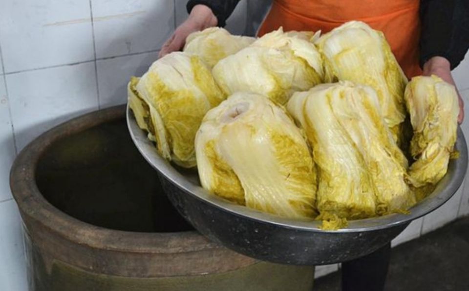 塑料布腌菜,塑料布腌酸菜视频
