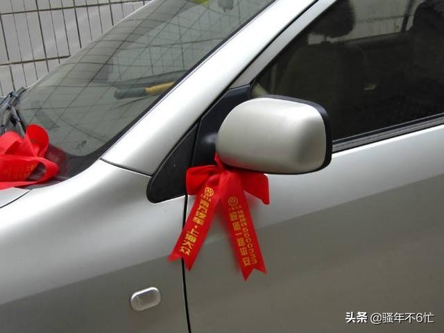 新车绑红布条安全吗,新车绑红绳的危害