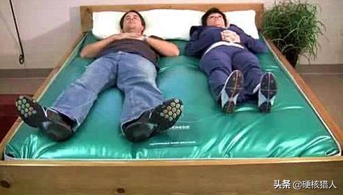 情侣酒店的床为什么有镜子,情侣酒店的床为什么是圆的呢