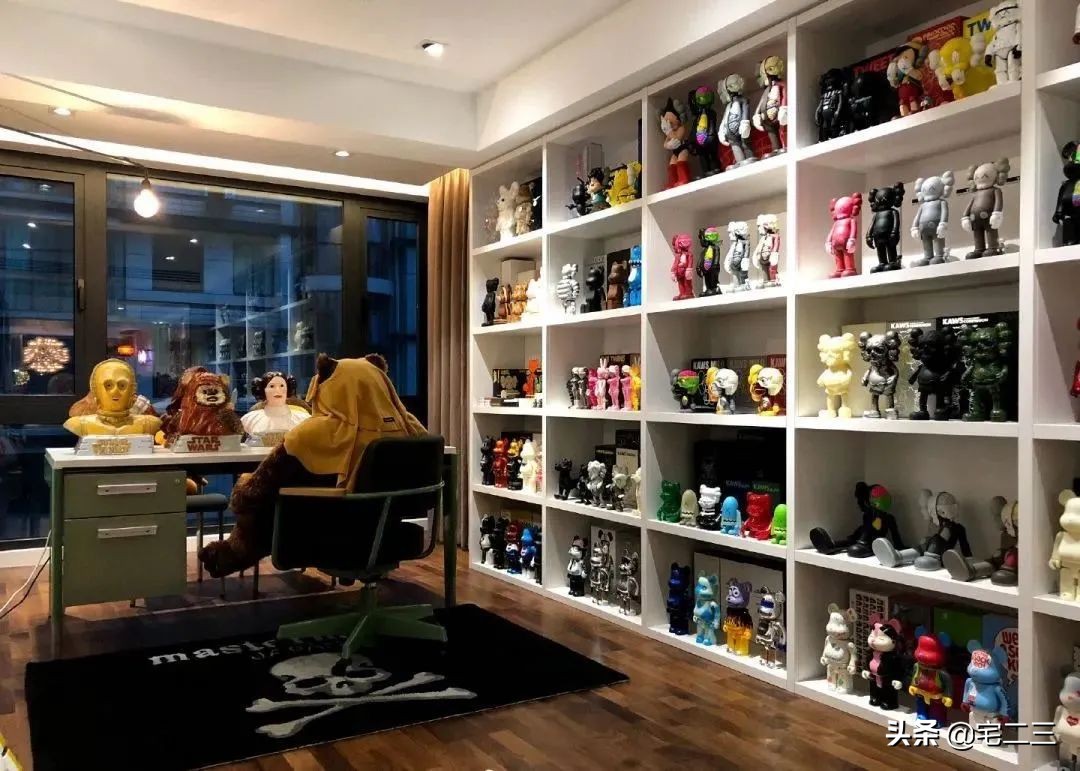 从KAWS、村上隆到草间弥生，为什么潮玩艺术也进军家居界了？