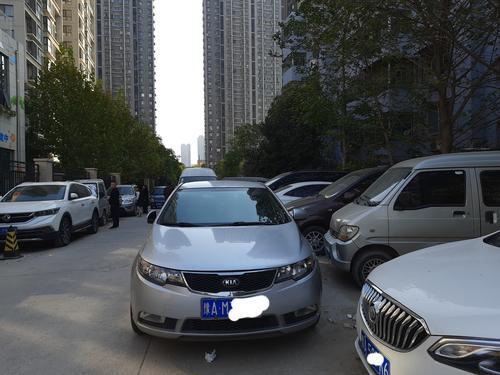 小区无法停车消防车什么都进不去,小区停满车消防车进不去