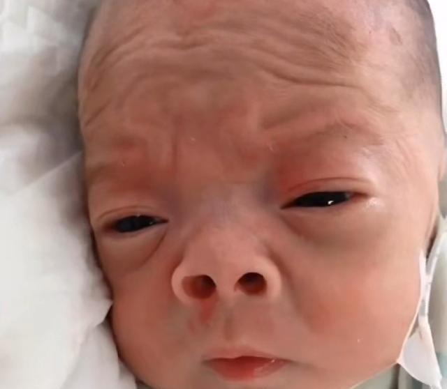 还记得“丑哭宝妈”的网红宝宝吗？当初你嫌我丑，如今美到认不出