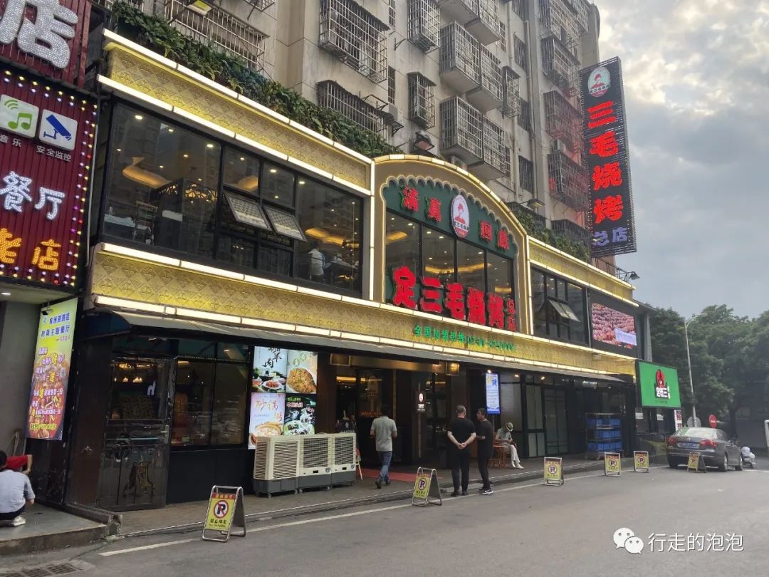 「岳阳攻略」被誉为“湖南夜宵扛把子”的烧烤城，还是小龙虾基地