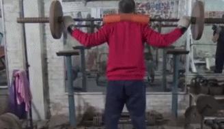 这可能是北京最破的健身房，却是撸铁者的天堂...