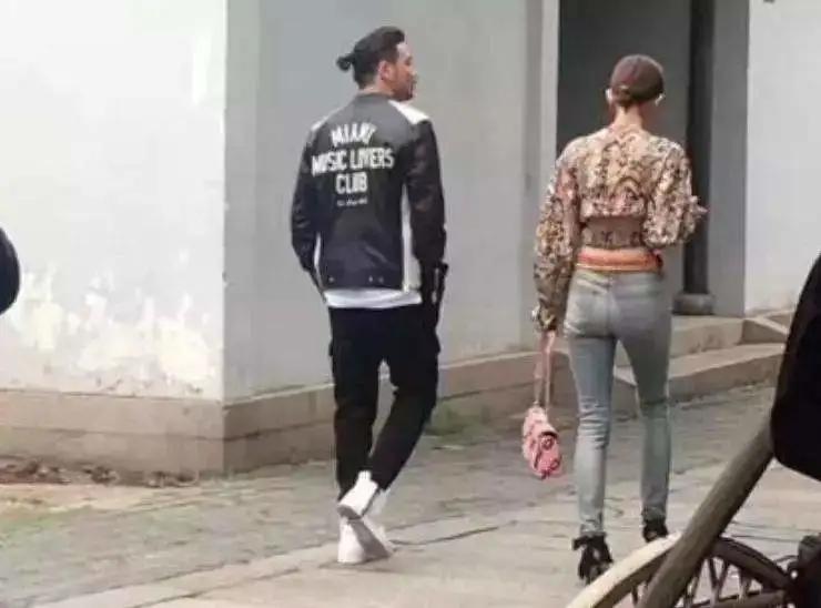 杨幂的腿比筷子腿更美,杨幂的腿型好看吗