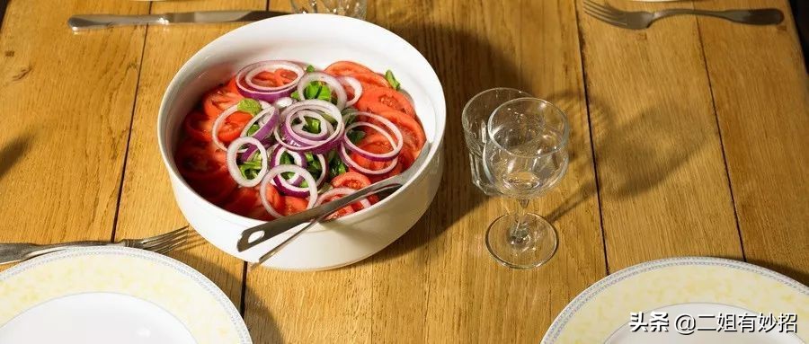 切洋葱总流泪戴个眼镜就解决,切洋葱不被辣到眼睛的方法