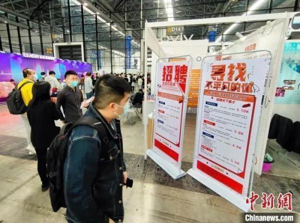 求职者缺乏自信，让修改简历成了火爆生意