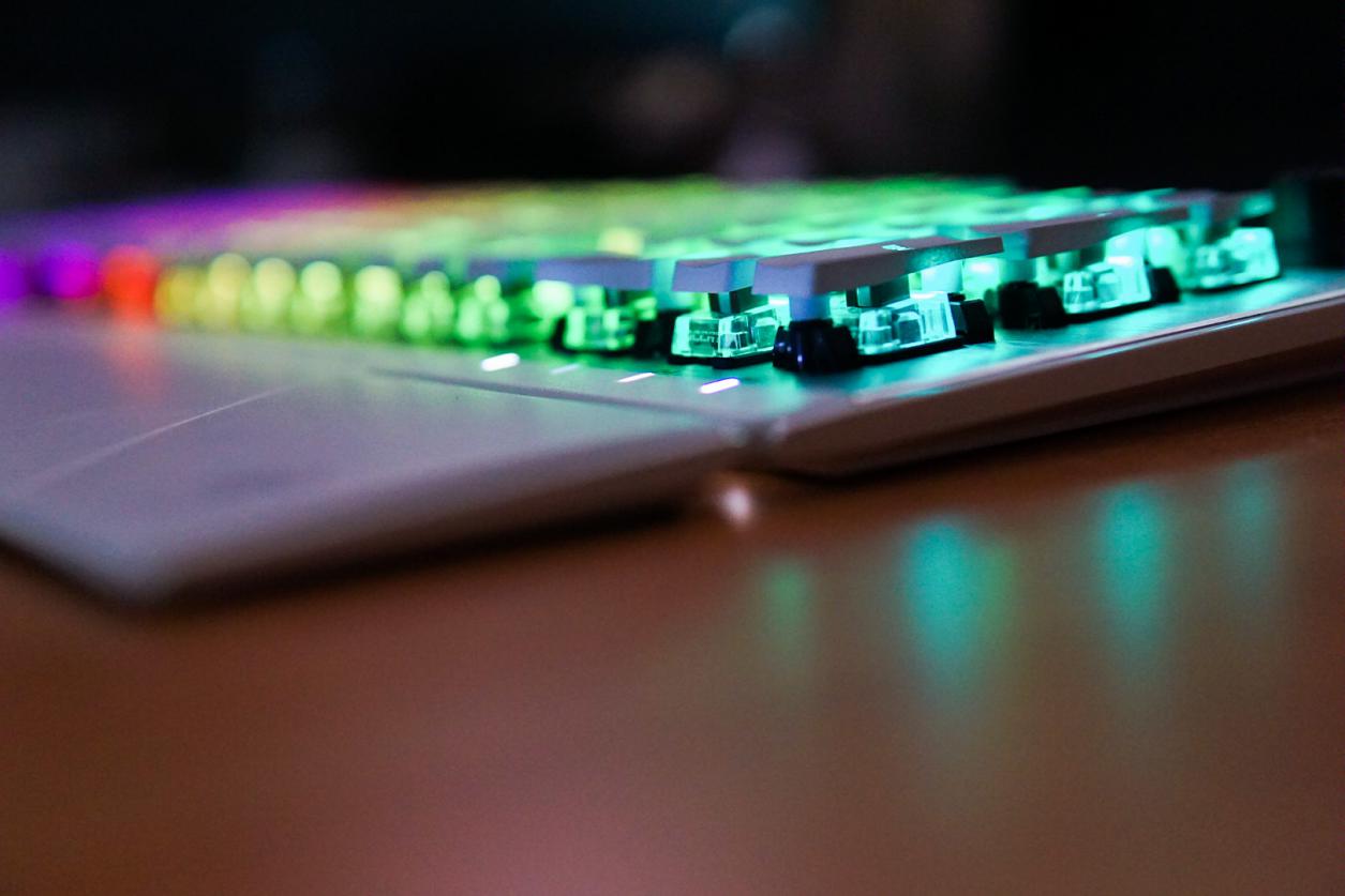 冰豹vulcan光轴键盘,冰豹发布吃鸡电竞机械键盘泰坦轴