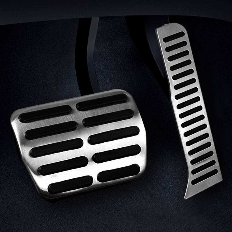 溜车了先踩刹车还是拉手刹,遇见溜车时是先拉手刹还是踩脚刹