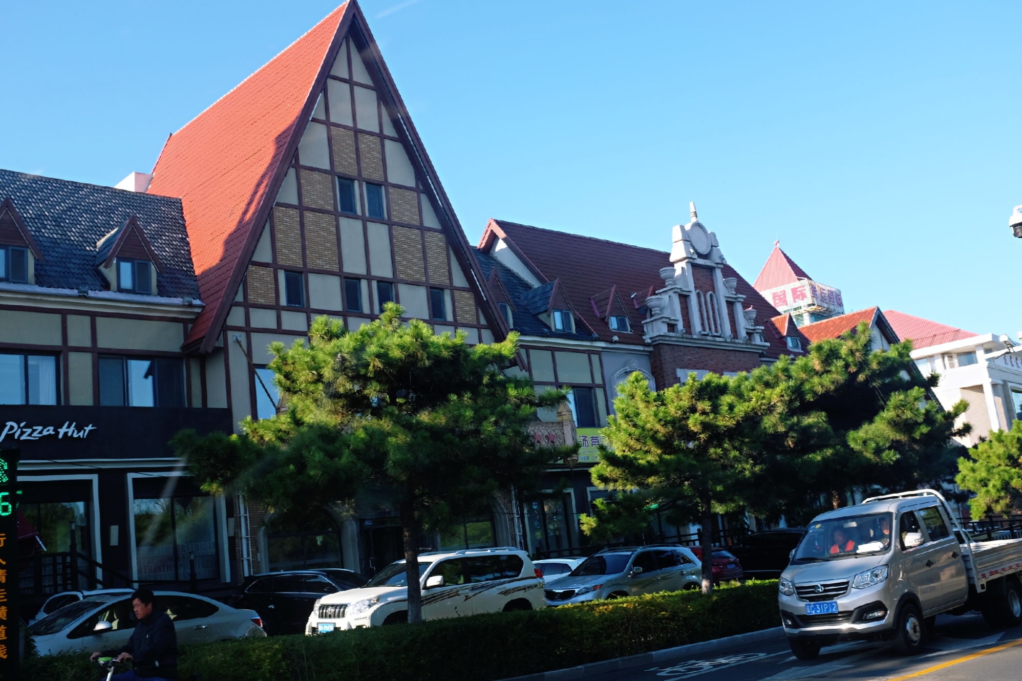 到了北戴河之后怎么去海滨浴场,北戴河怪楼奇园景区今天可以玩吗