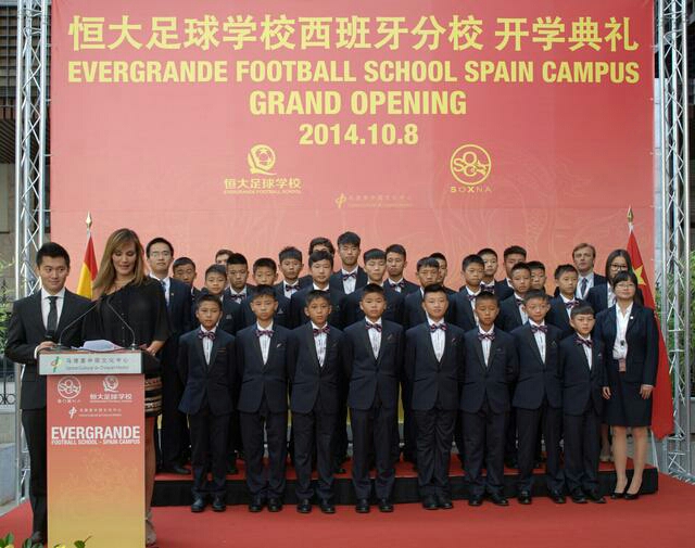 以新华社的文章《一路前行》套落广州恒大的足球学校，正是时候。