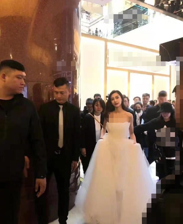 杨颖金色抹胸裙2019时尚美丽盛典,杨颖穿高定上综艺花朵抹胸裙图片