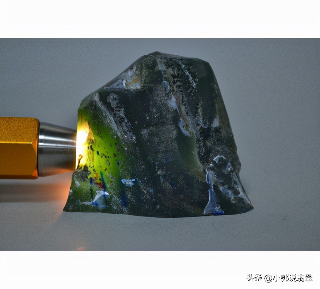 怎样辨别真假翡翠最有效的方法,缅甸翡翠原石真假鉴别方法