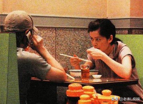 周星驰是如何从跑龙套变成导演的,周星驰从明星到网红