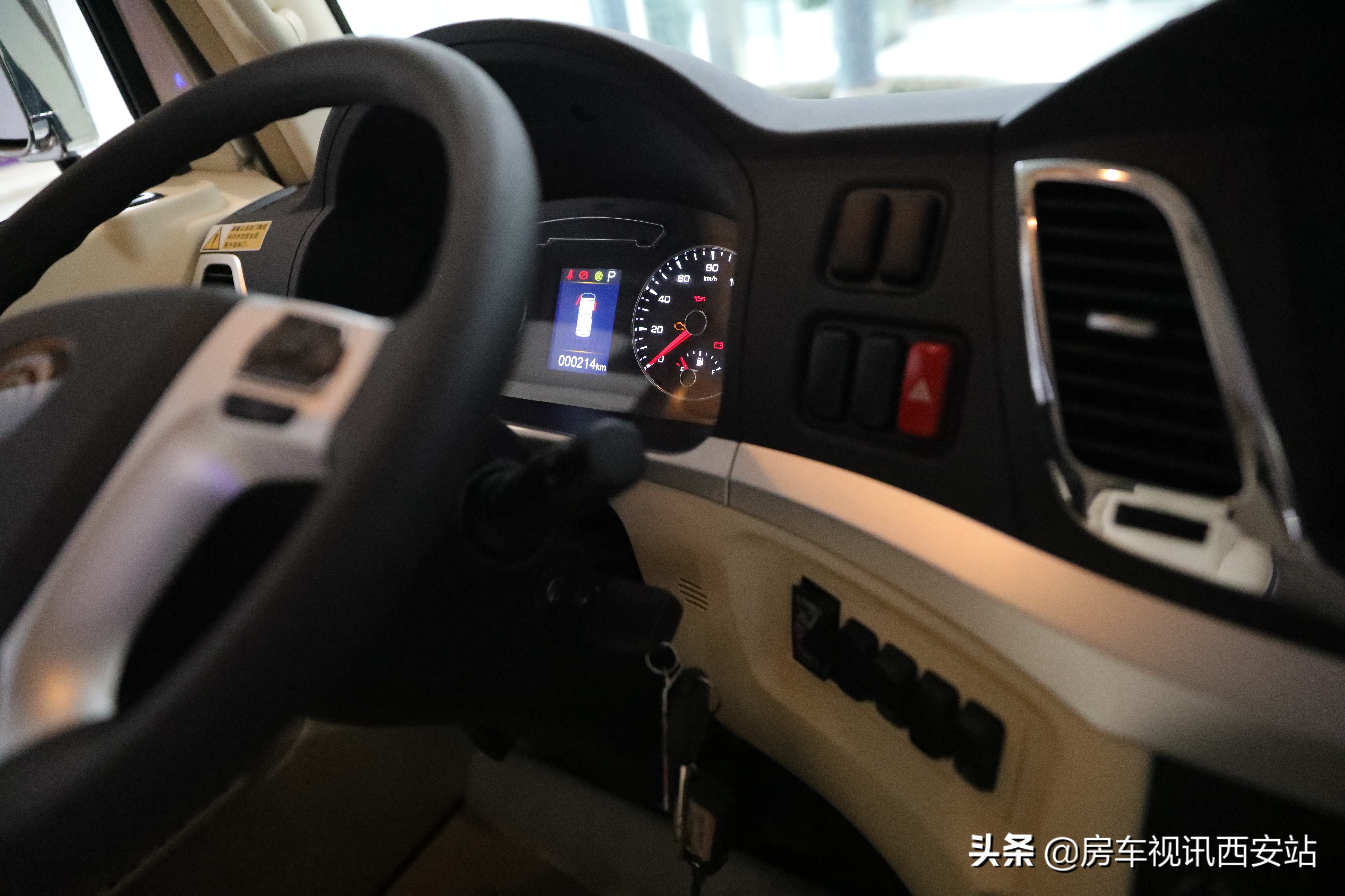 丰田考斯特vs宇通t7哪个安全性高,宇通t717座对比考斯特17座