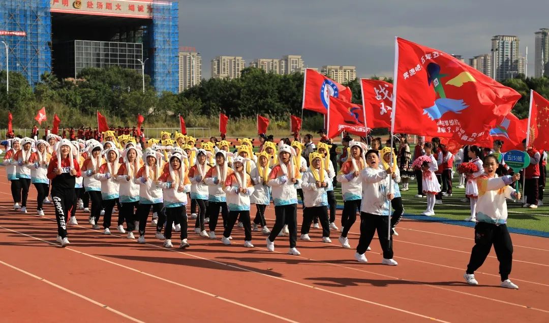 小学秋季田径运动会报道,运动少年展英姿