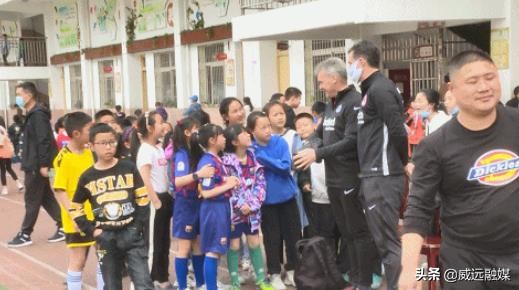 德国足球员来威远县,德国足球大咖进威远校园