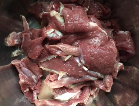 大葱炒羊肉羊肉要焯水吗,炒羊肉之前需要焯水吗