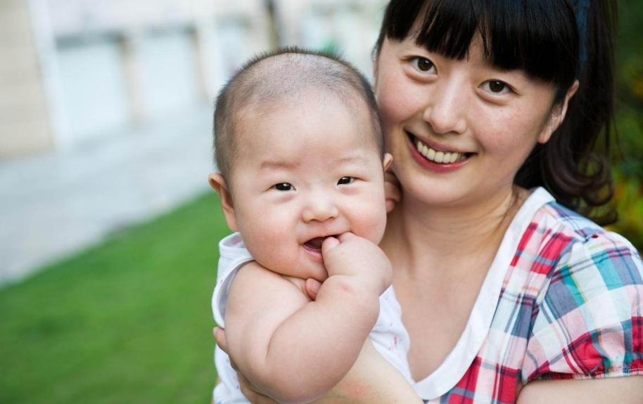 又火了一个不靠谱爸爸：用3岁女儿挡雨，真是“父爱如山体滑坡”