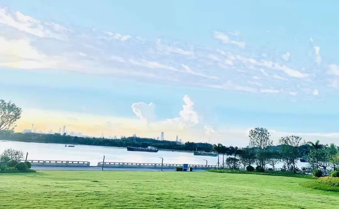 2小时劲销超10亿！大学城这个地标之作，带着绝美江畔来了